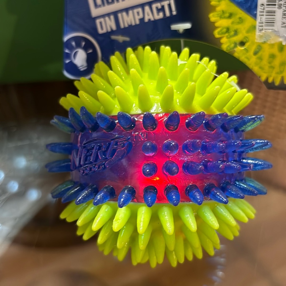 - Brand New Nerf  Squeak Spike whit ligth  Ball.